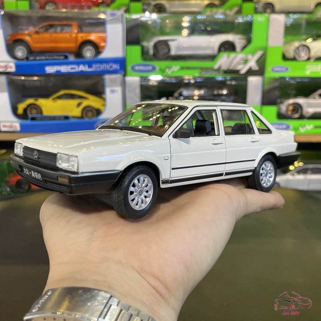 Mô hình xe cổ Volkswagen Santana VW Japan Hãng tỉ lệ 1:24 Hãng Welly màu trắng