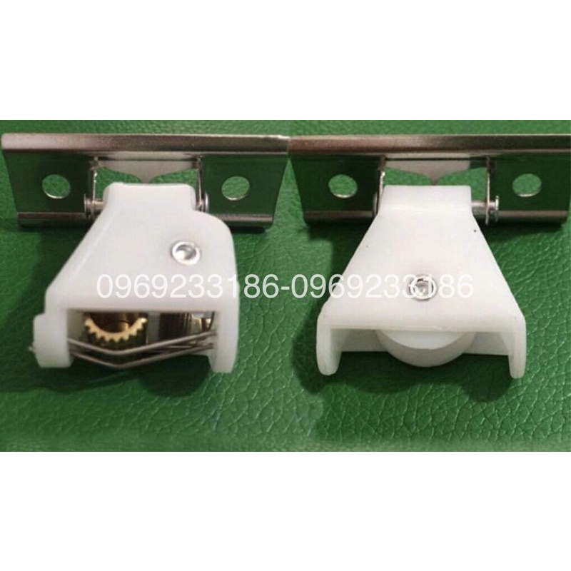 Ròng rọc tự khoá kéo đồ vật 1 bộ 2 sản phẩm như hình và Phụ kiện bắt rèm tre. Ròng rọc kéo mành tre, ròng rọc bạt dù.