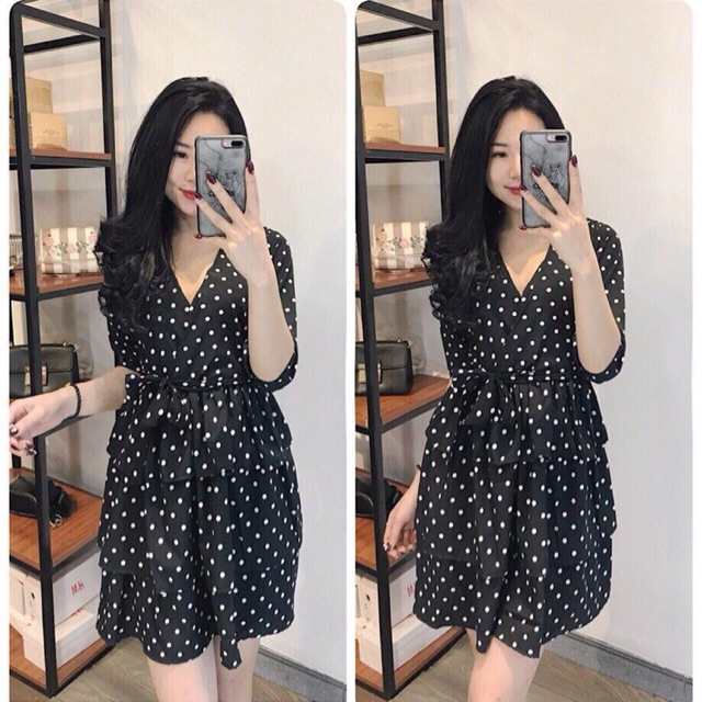 Váy chấm bi cổ chéo