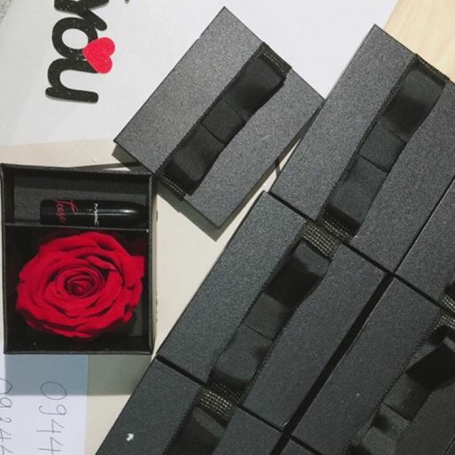 Hộp hoa sáp có ngăn đựng son nhỏ . Mua tặng valentine hết ý nha