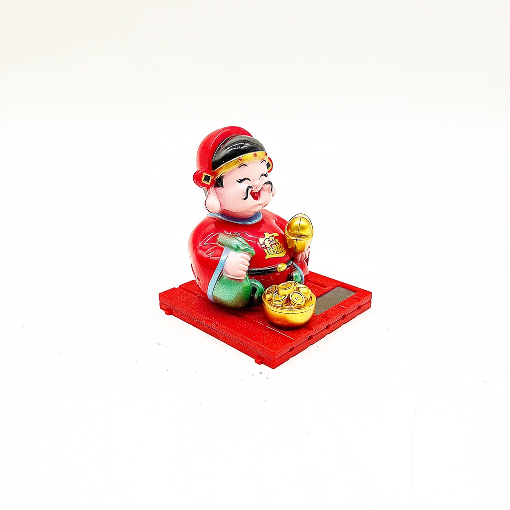Tượng thần tài áo đỏ cầm ngân lượng phong thủy, gật đầu bằng năng lượng mặt trời