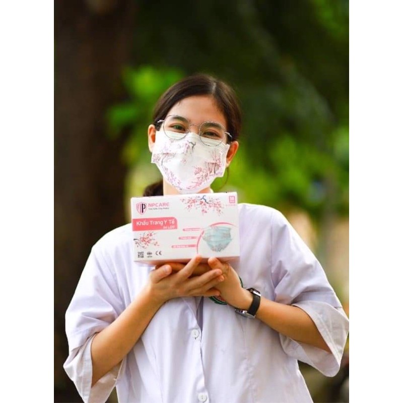 KHẨU TRANG HOẠ TIẾT HOA ĐÀO NPCARE medical face mask 4 lớp 1 hộp 50 cái