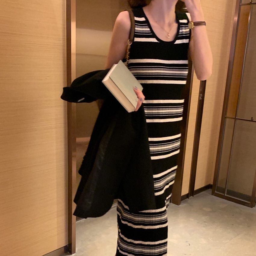 Đầm midi SUXI dệt kim không tay cổ tròn họa tiết kẻ sọc màu tương phản phong cách Hàn Quốc thời trang xuân hè cho nữ