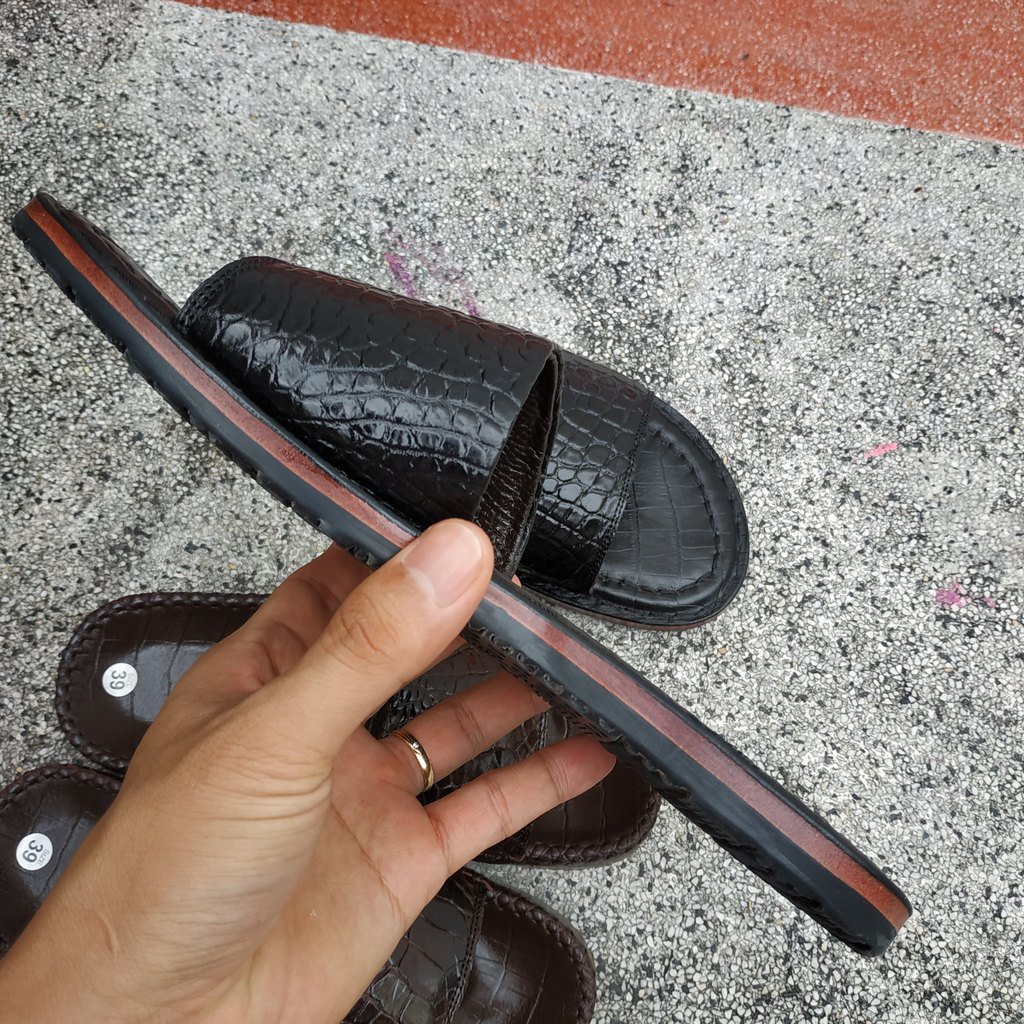 Dép ngang da bụng cá sấu rất đẹp!