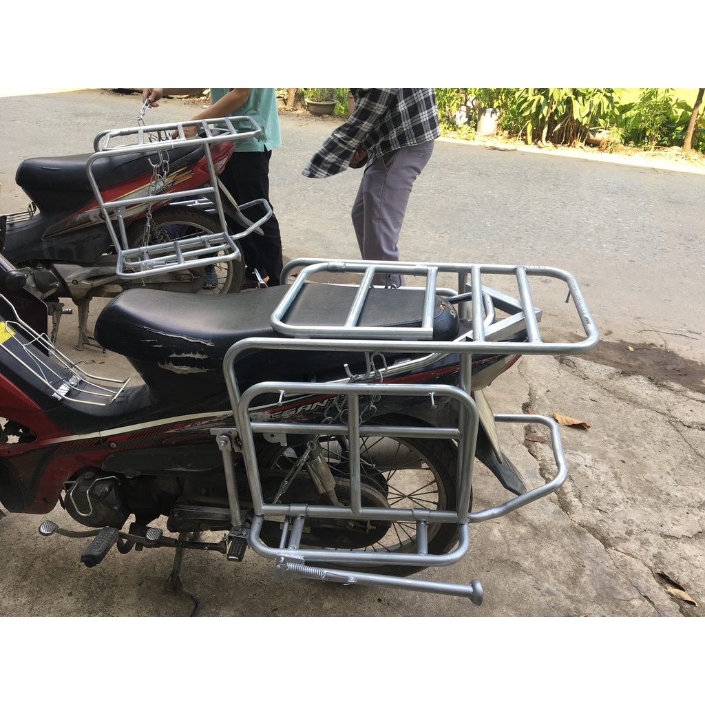 Giá để hàng, baga xe máy đa năng màu trắng có thể mở cốp đổ xăng, thêm 2 cánh sườn kèm chân chống, chuyên chở hàng nặtốt