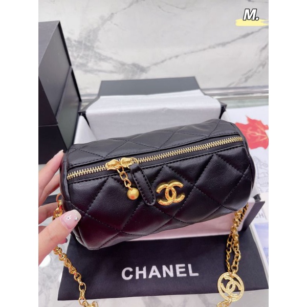 Túi đeo chéo nữ C.N charm trống sz20x13cm dây gắn charm cực điệu(2 màu :đen&amp;trắng)