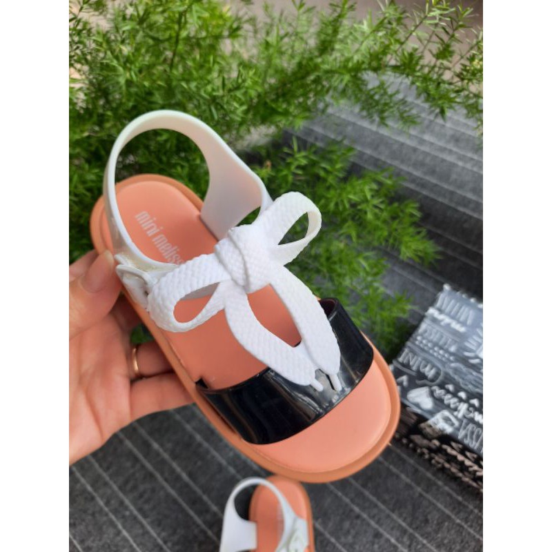 Giày xuất cho bé