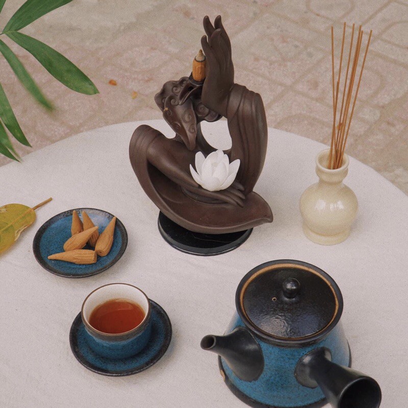 Nụ Trầm đặt thác khói