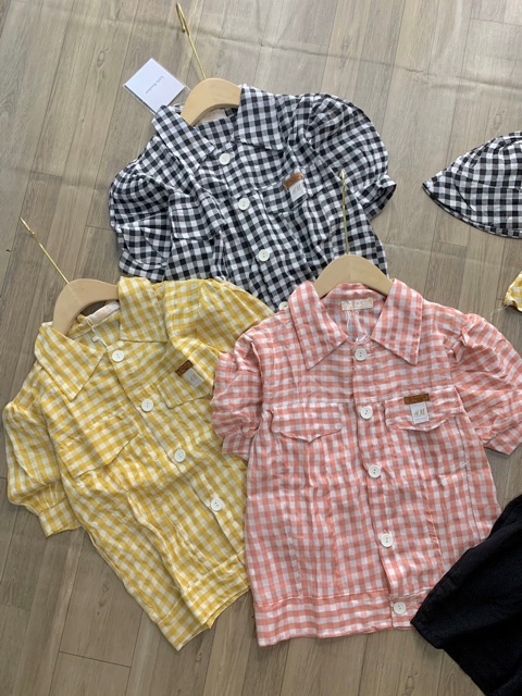 BÁN SỈ SET 3 MÓN: ÁO SƠ MI KÈM MŨ KẺ CARO MIX QUẦN SOOC TAG CHỮ