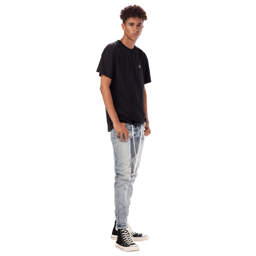 Áo Thun Đen 5THEWAY Logo Cam nằm trong bộ sưu tập RTW họa tiết logo mini với kiểu Traditional Fit Tee