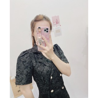 Đầm gấm xốp hoa cổ vest tay lỡ dáng suông