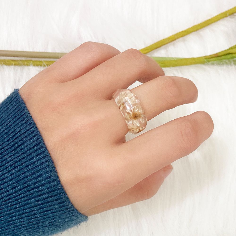 Nhẫn đeo tay nhựa resin trong suốt họa tiết hoa khô tự nhiên dành cho nữ