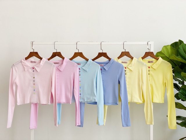 Áo croptop phối nút cầu vòng