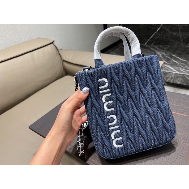 Túi đeo chéo nữ Miu Miu cao cấp dây đeo bản to chất liệu bên ngoài là vải jeans cao cấp