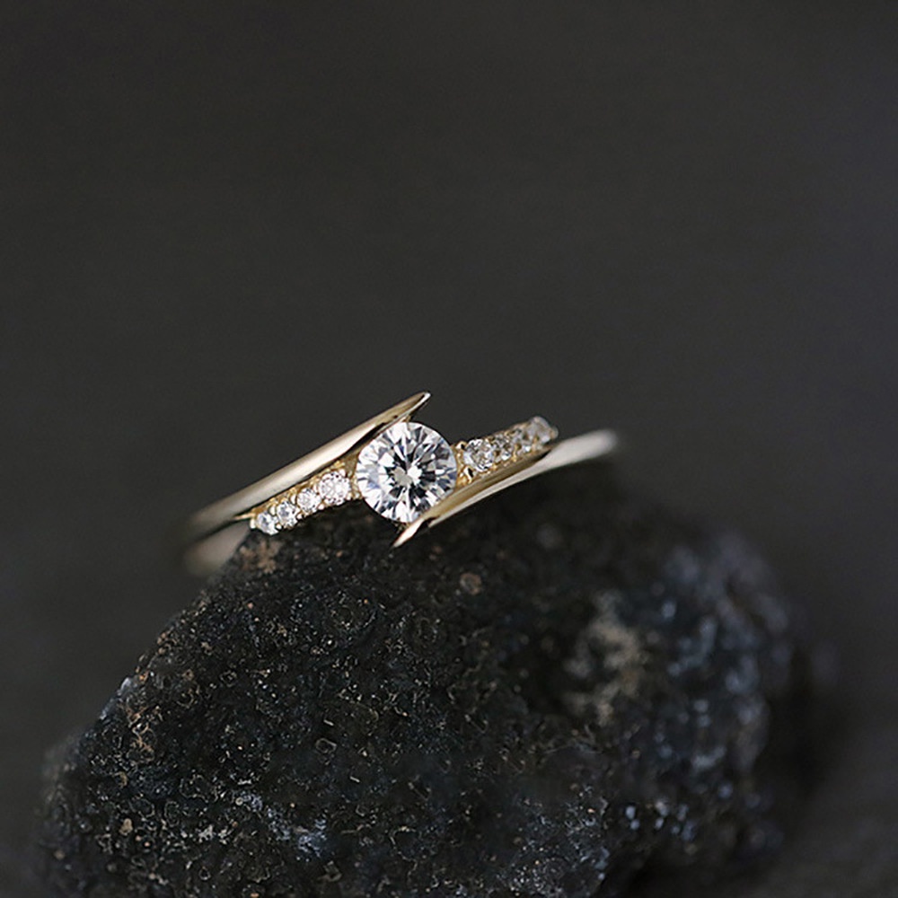 Nhẫn Đính Hôn Bằng Thép Titan Mạ Vàng Đính Đá Zircon Thời Trang Dành Cho Nữ
