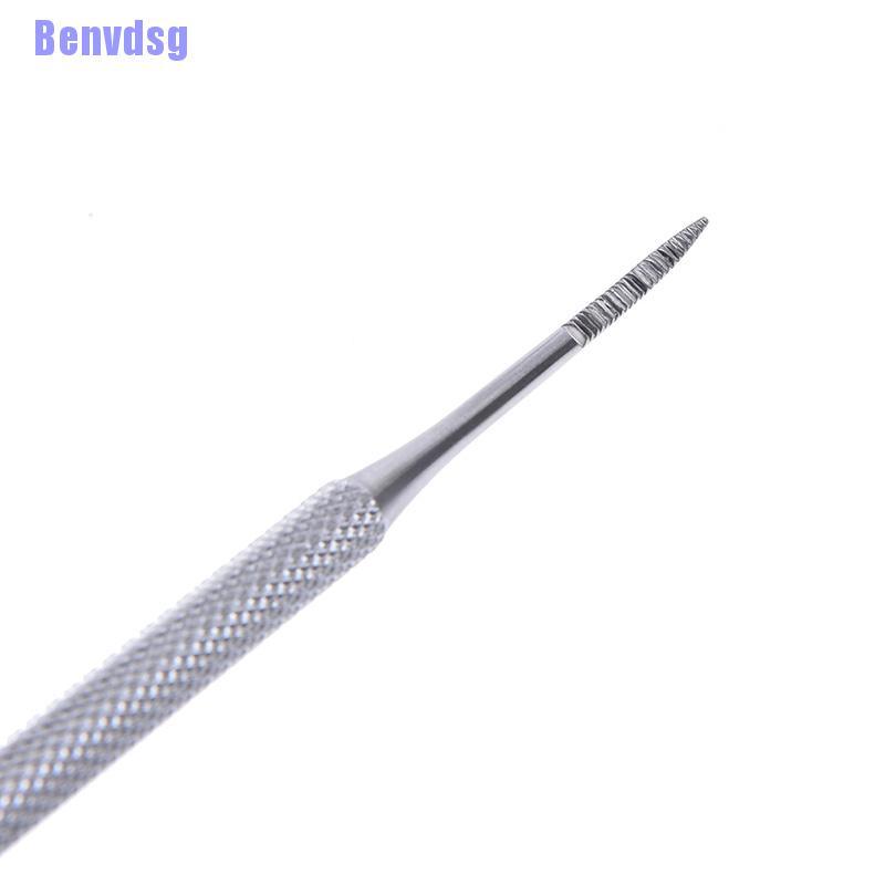 1 Dụng Cụ Vệ Sinh Móng Tay Tiện Lợi