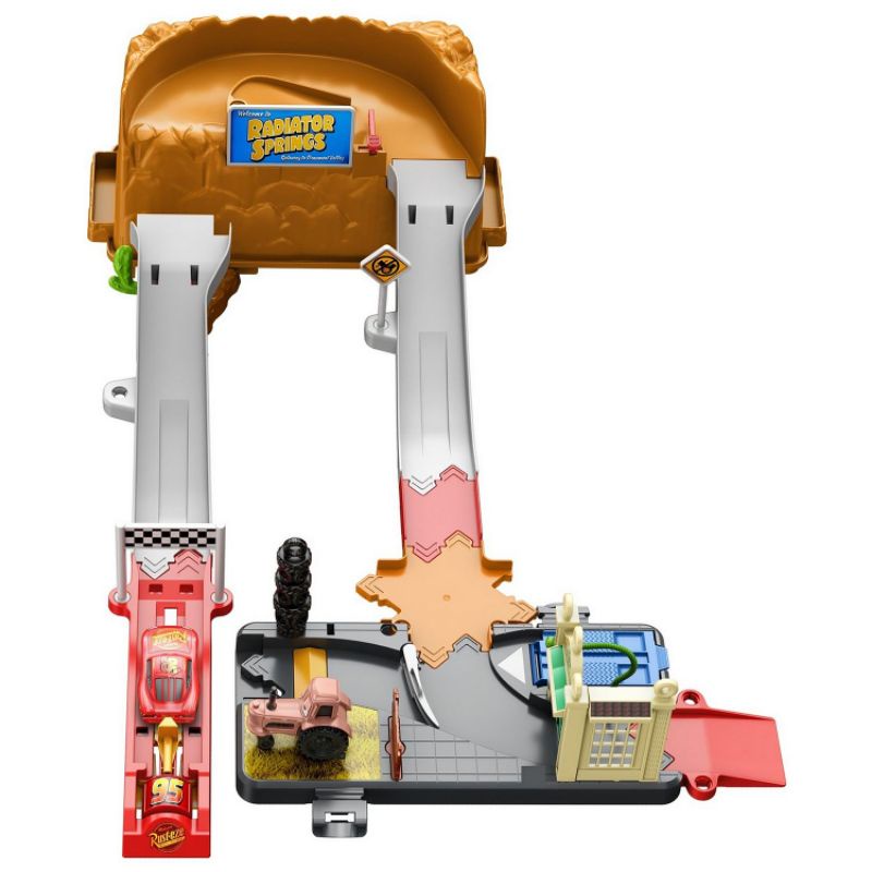 Đường đua Disney Radiator Springs với 2 xe Disney, trạm, núi, chỗ đậu xe,..