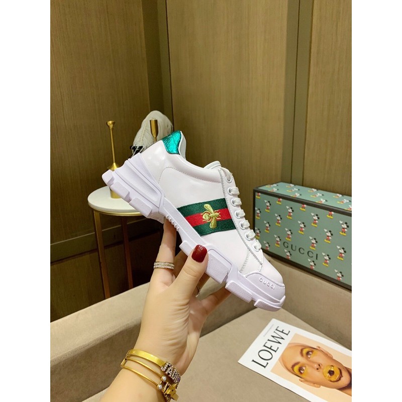 giày trắng nhỏ với hình thêu con ong vàng mang tính biểu tượng gucci dành cho cả nam và nữ