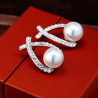 Bông tai màu bạc đính đá sang trọng