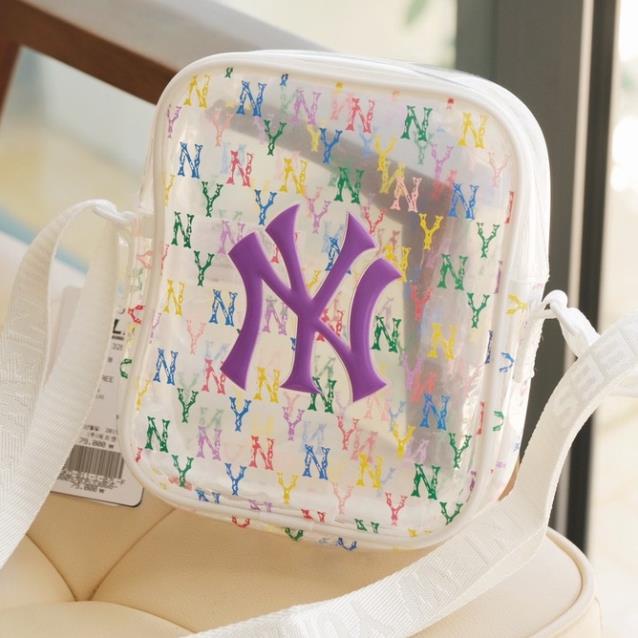 Túi đeo chéo logo MLB Monogram chất nhựa PVC in logo nhiều màu sắc, hot trend