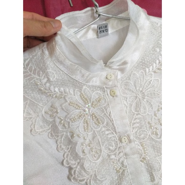 Áo sơmi trắng phối ren và hạt trai size S-M thanh lý