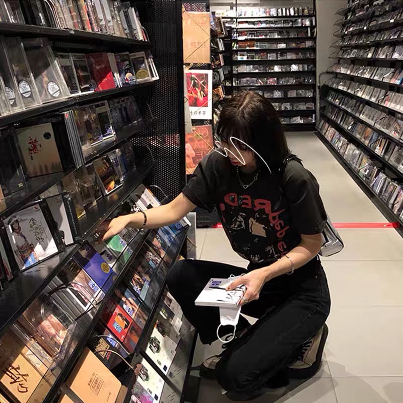 Áo Thun Nữ Ngắn Tay Cổ Tròn In Hình Phong Cách Cổ Điển Mới