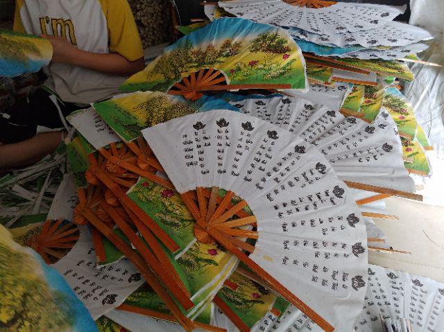 Quạt giấy in hình quê hương Việt Nam và những lời phật dạy
