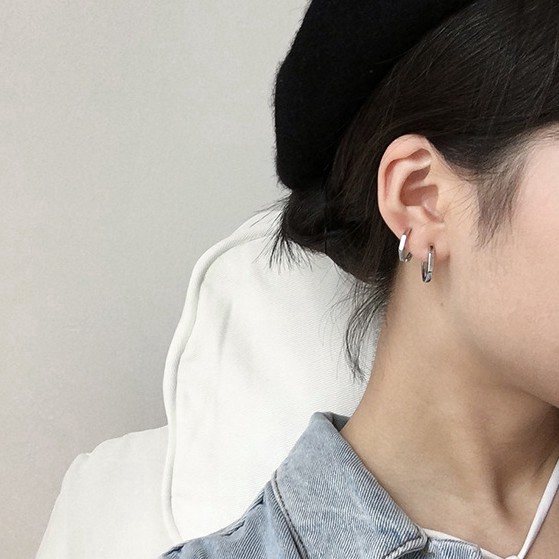 Bông tai xỏ hình tròn màu đen/bạc thời trang Unisex