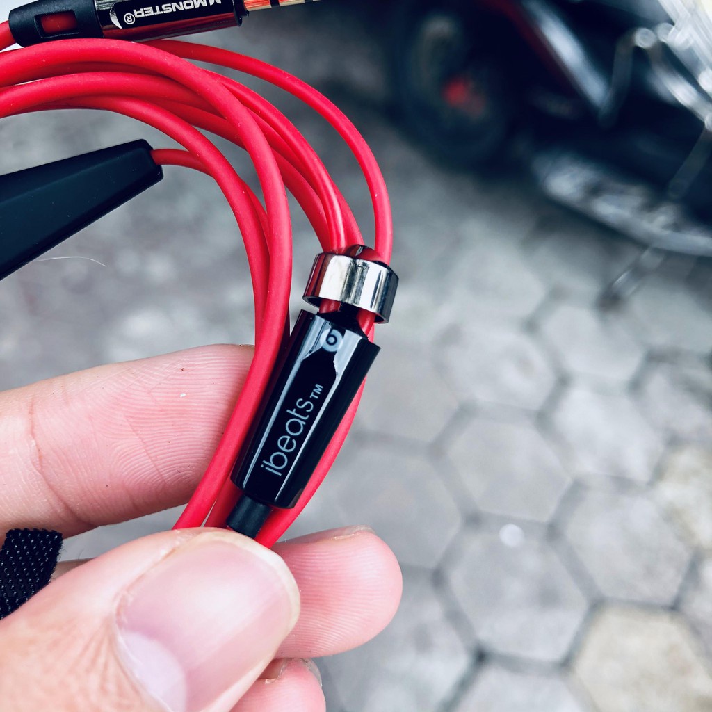 Tai nghe iBeats Monster.Thiết kế thể thao, chất âm trầm mạnh mẽ, bass sâu dày. Chân kết nối 3.5mm