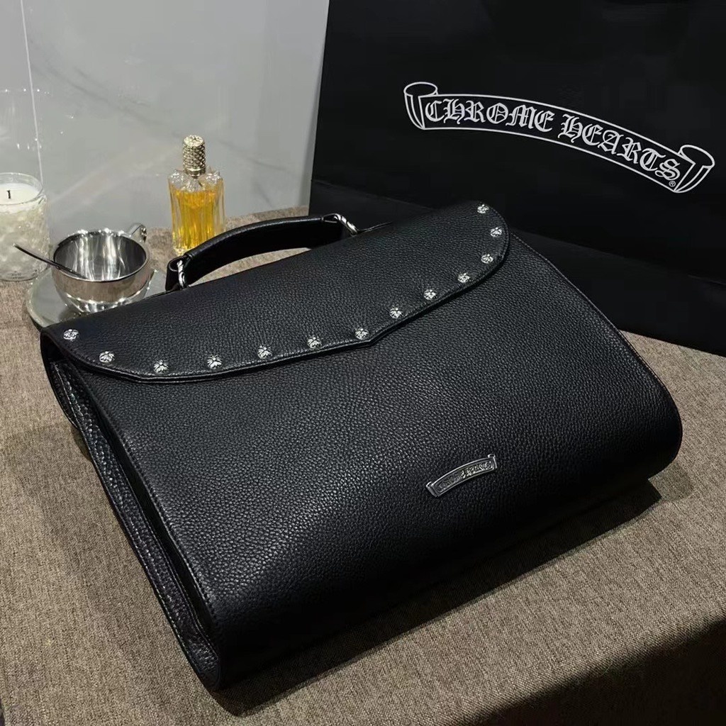 Túi sách Chrome Hearts, được làm bằng da thật 100% các khuy cài được làm bằng bạc 925.