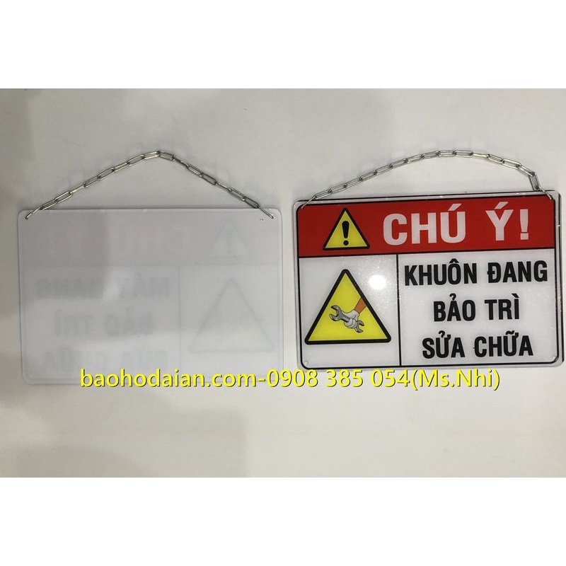 Bảng báo mica nội dung ''máy đang bảo trì sửa chữa'' có dây xích treo tiện lợi (20x30cm)-Hình thật
