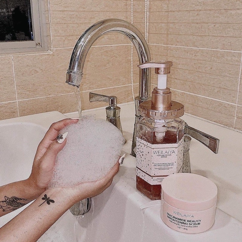 SỮA TẮM TRẮNG DA CÁNH HOA HỒNG WEILAIYA 450ml