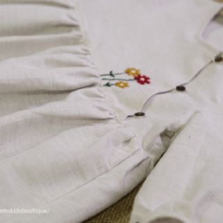 Váy linen thêu bé gái