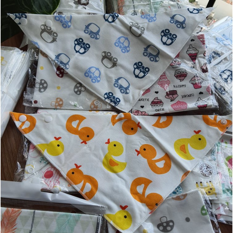 Yếm Tam Giác  100% cotton và yếm xô tam giác có 2 cúc bấm nhiều hình dễ thương cho bé yêu