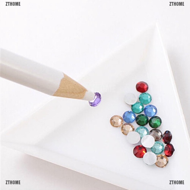 Bút hít đá đính móng tay.