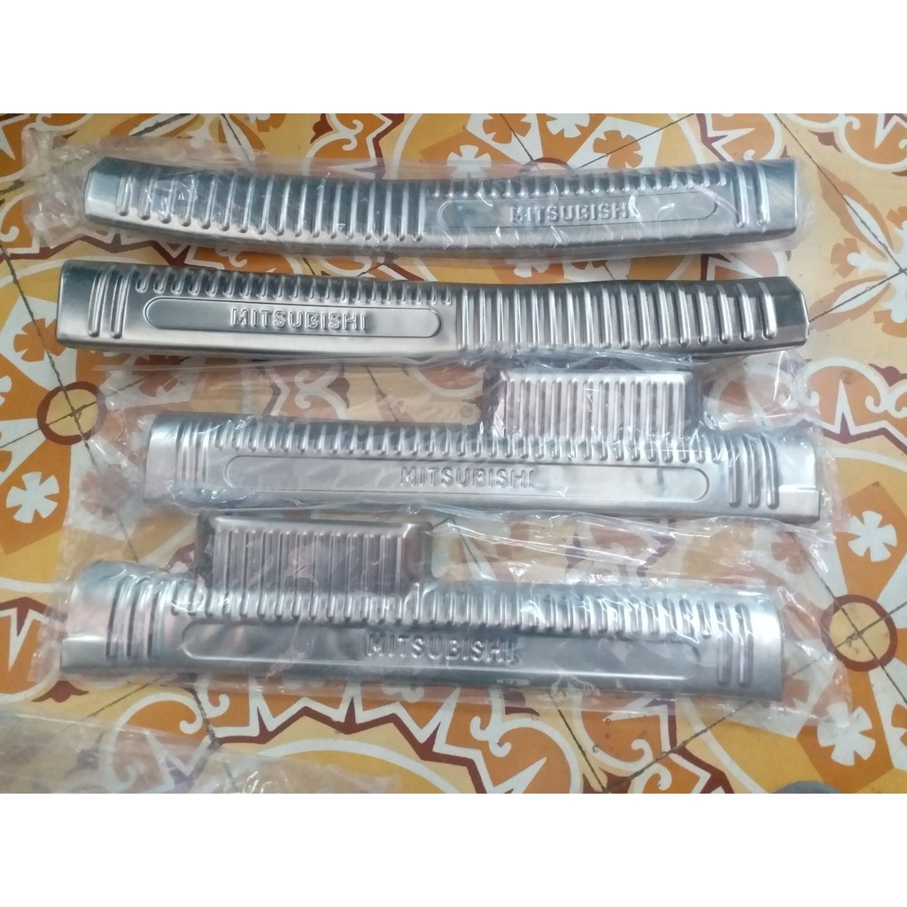 Bộ 4 nẹp bước chân trong inox xe Mitsubishi Mirage 2014-2018