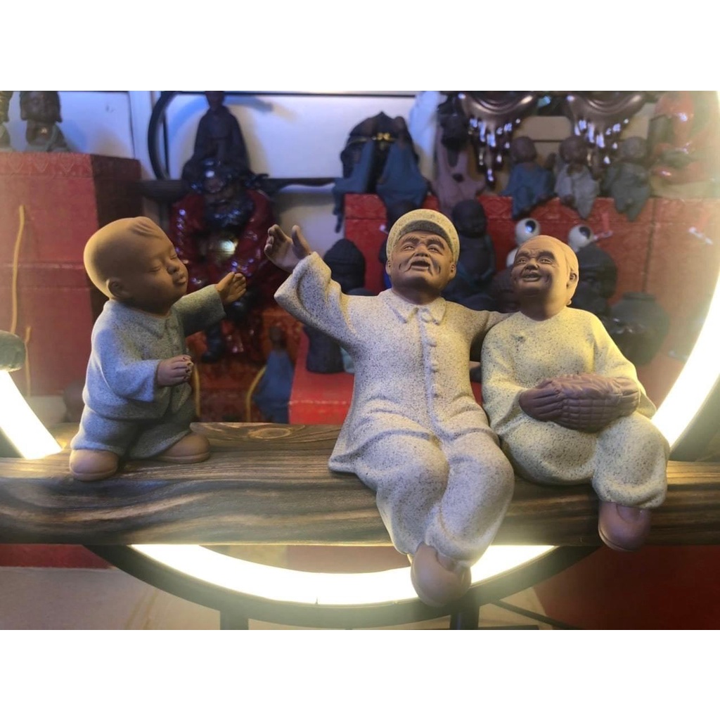 Tượng Ông Bà Cháu vui chơi hoan hỉ- Bộ tượng vui vẻ tuổi già bên con cháu thích hợp decor trang trí tiểu cảnh phối lũa