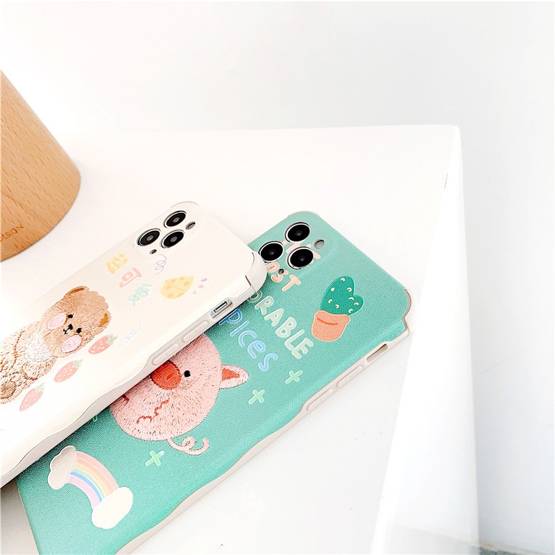 Ốp lưng iphone Bear & Pig thêu viền chống va đập 5/5s/6/6plus/6s/6splus/7/7plus/8/8plus/x/xs/11/12/pro/max/plus/promax | BigBuy360 - bigbuy360.vn
