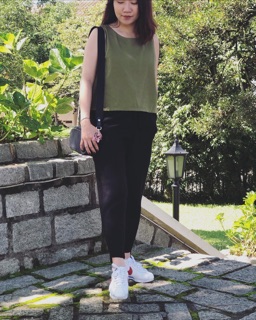 Áo linen sát nách cúc xà cừ