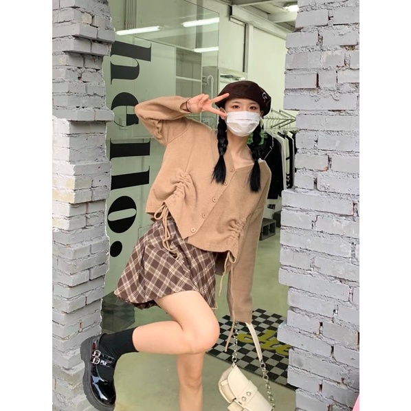 Áo len dệt kim rút dây - Chân váy caro xếp ly