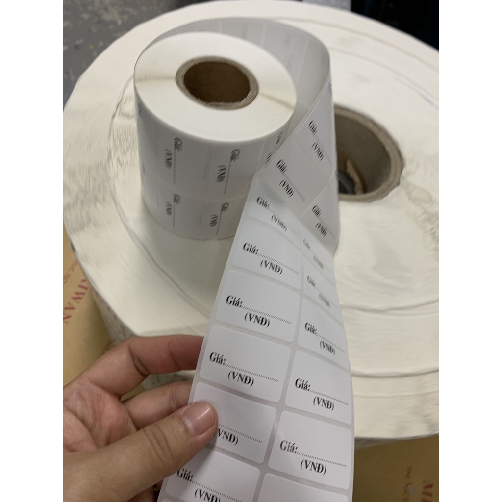 Cuộn 2000 tem dán giá sản phẩm, có sẵn keo tiện lợi