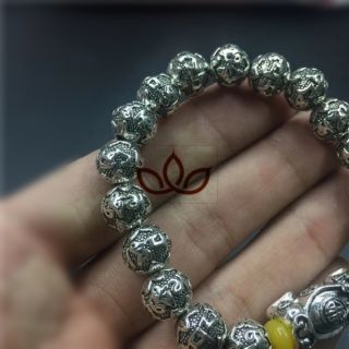 Vòng tay bạc khắc Om Mani Padme Hum gắn tỳ hưu