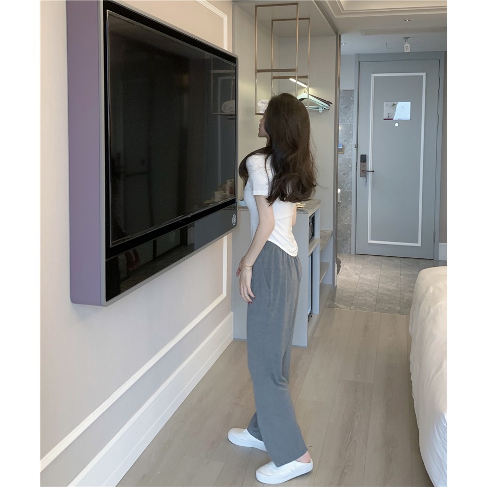 Áo tay ngắn cổ chữ V/ Quần ống rộng bằng chất liệu thân thiện với làn da (có bán lẻ)