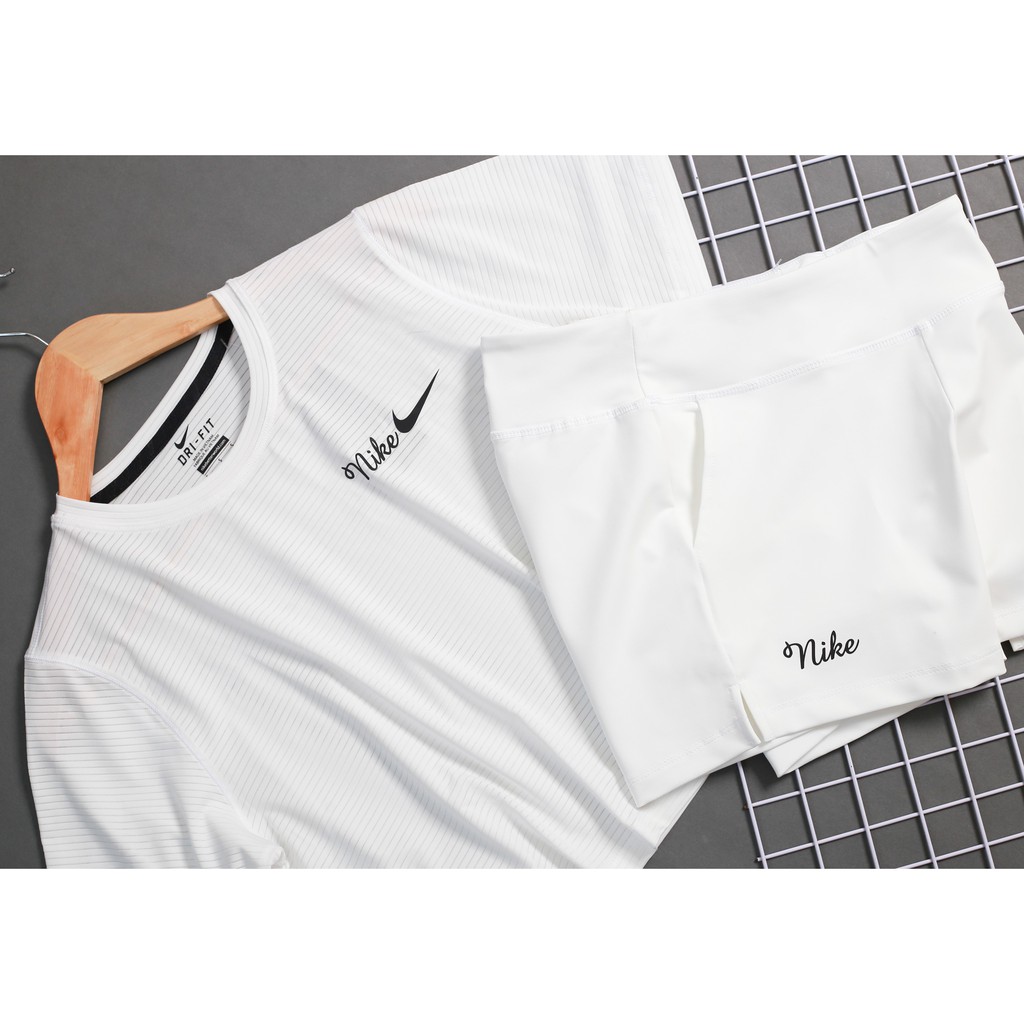 Bộ thể thao thời trang nữ đa năng gồm áo croptop và quần đùi dành cho các bạn gái tập gym, đi dạo phố hay mặc nhà