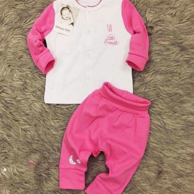 Momma- thương hiệu nổi tiếng đồ sơ sinh cho các bé. Giá cả hợp lý, thậm chí rẻ so với chất lượng. Các mẹ hãy yên tâm ạ
