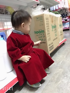 Váy nhung đỏ bé gái