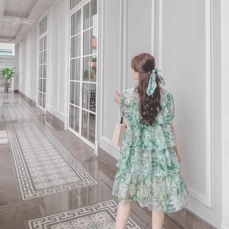 Đầm tơ hoa xếp tầng phối cổ ren dáng suông cúc ngọc