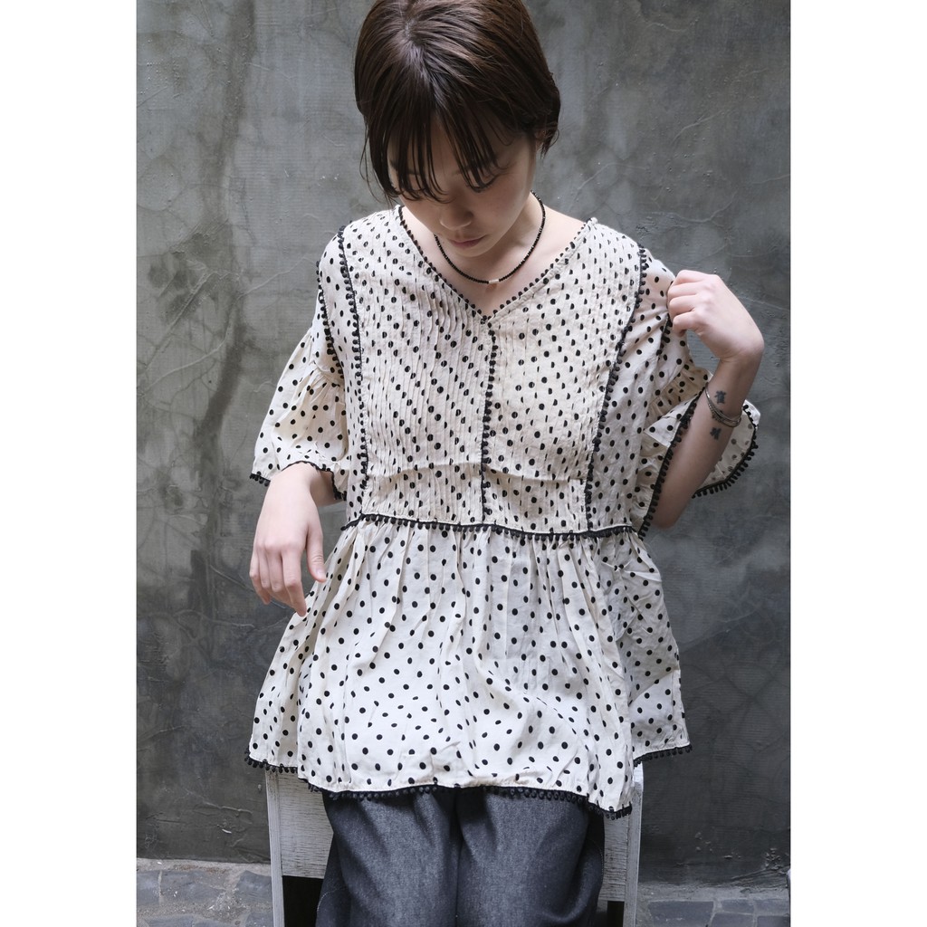 [gwilee] dotted pintuck blouse - Áo kiểu nữ chấm bi | BigBuy360 - bigbuy360.vn