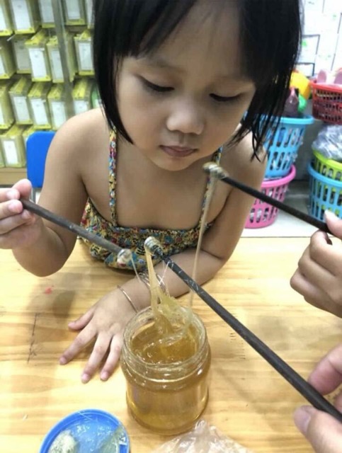 KẸO KÉO MÓN KẸO TUỔI THƠ, kẹo kéo hay còn gọi kẹo mạ ngày xưa đổi chai nhựa, giấy vụn 😍 Nghe tiếng tuổi thơ gọi về rồi