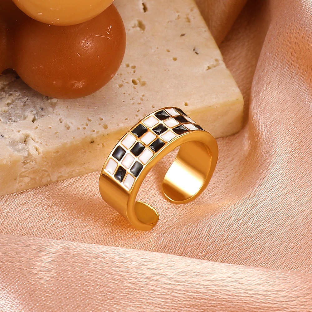 Nhẫn họa tiết ca rô màu trắng đen phong cách thời trang